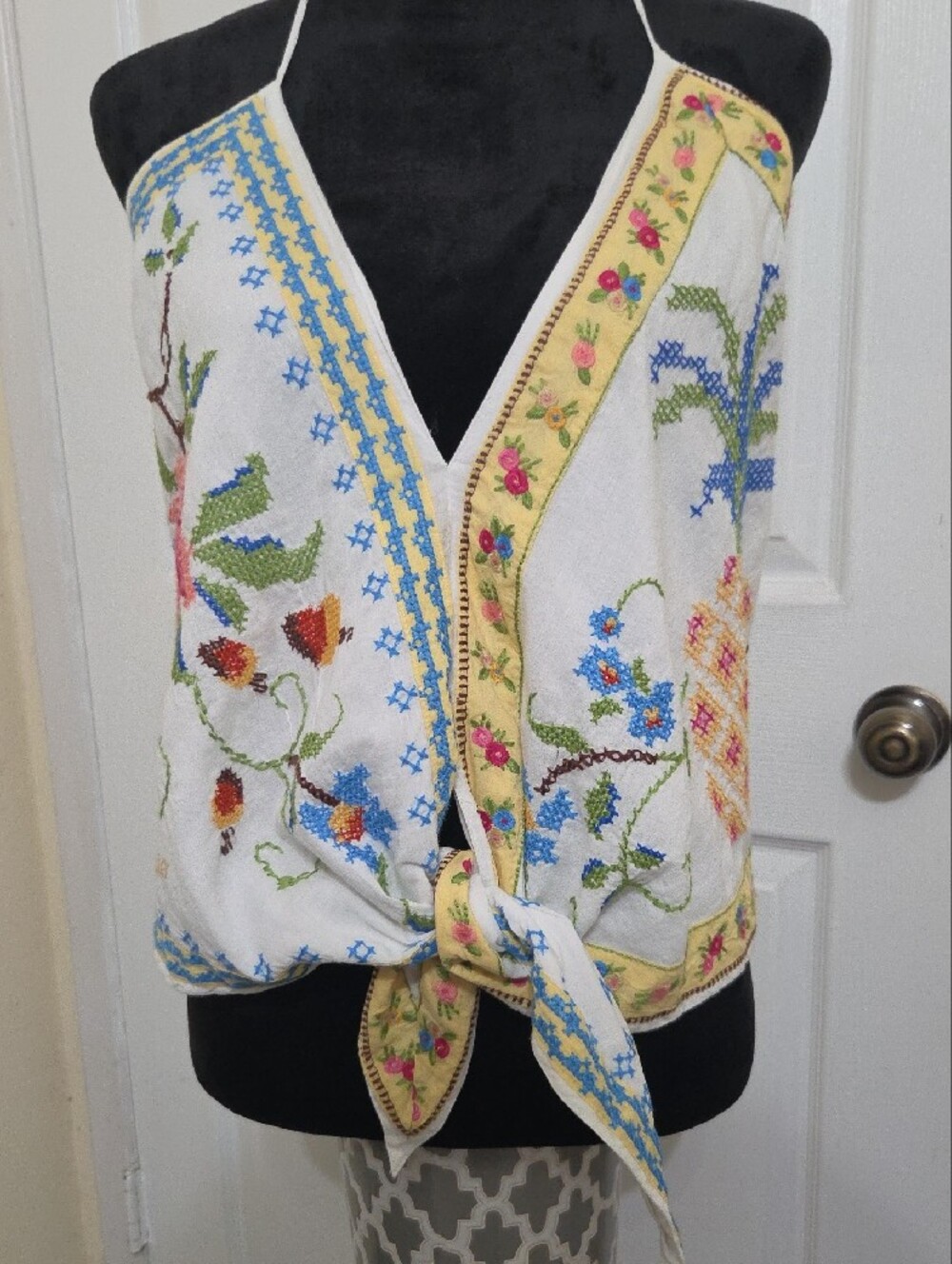 Farm Rio Women's Embroidered V-Neck Floral Tank Blouse White/Yellow - Size Small